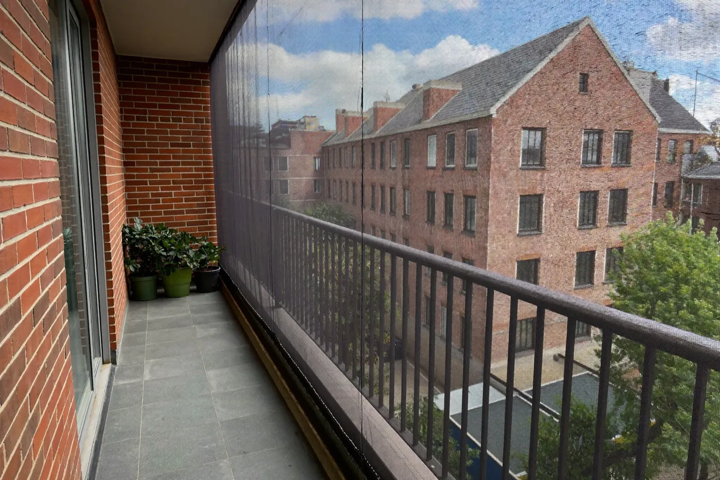 Schoon balkon met nette duivenwering na de behandeling