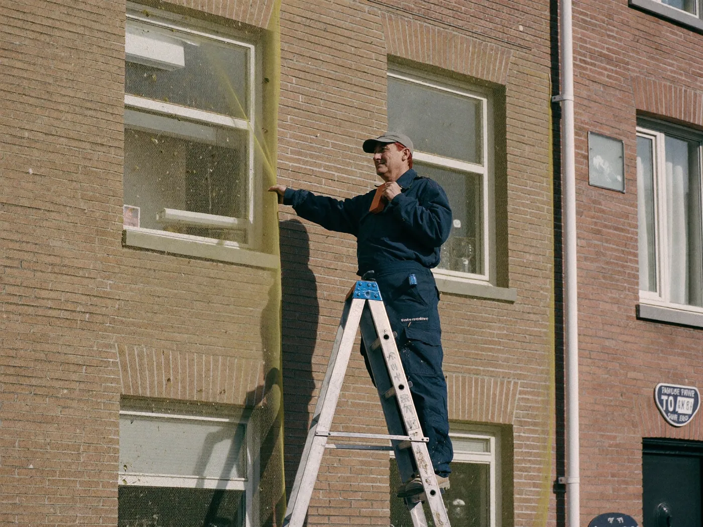 Monteur van Duivenvrij installeert duivenwering